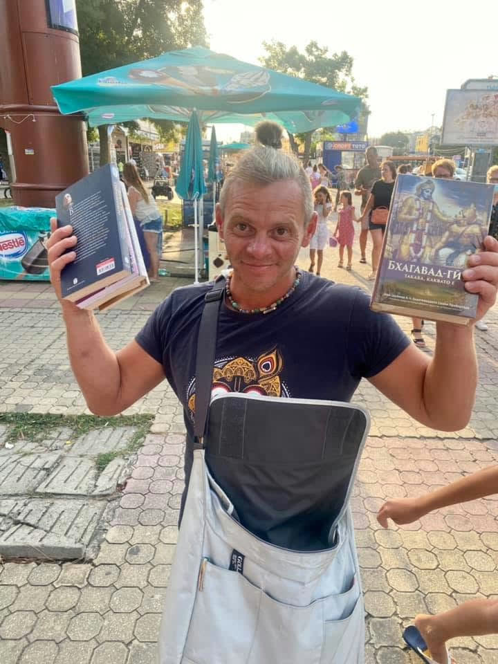 A devotee with Śrīla Prabhupāda's Bhagavad-gītā As It Is in Bulgarian